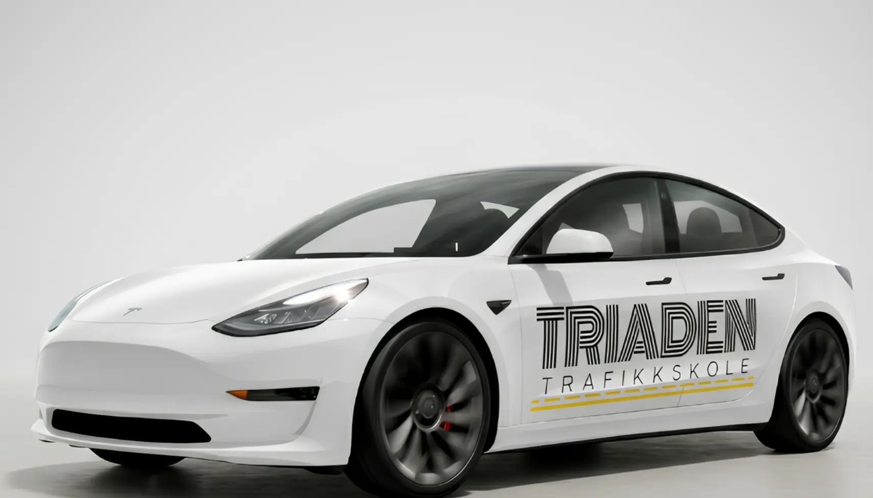 Triaden Trafikkskoles hvite Tesla Model 3 med skolens logo på døra