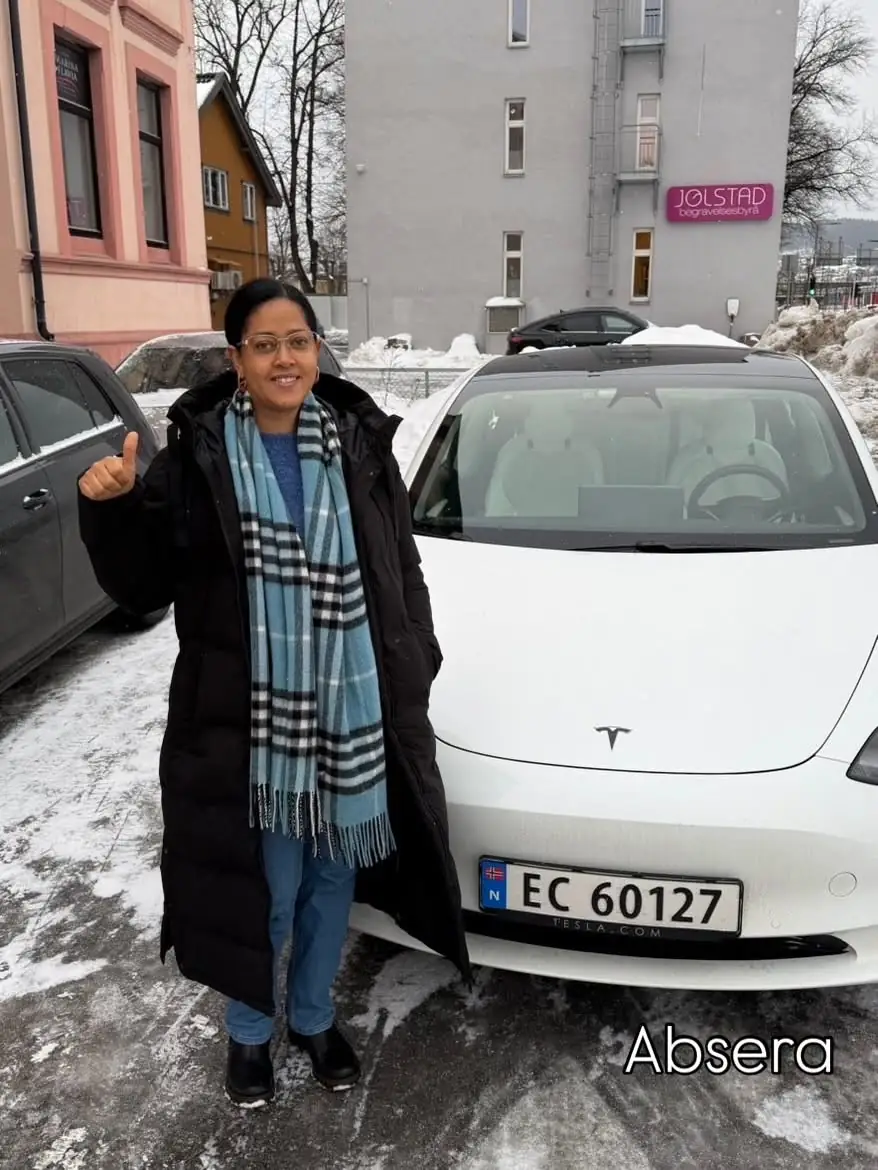 Absera foran skolens Tesla etter bestått førerprøve