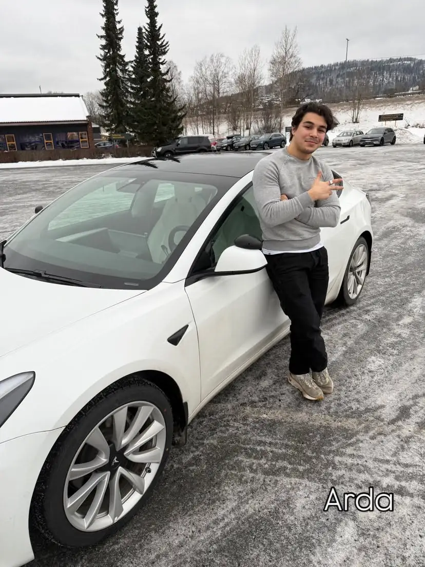 Anda foran skolens Tesla etter bestått førerprøve