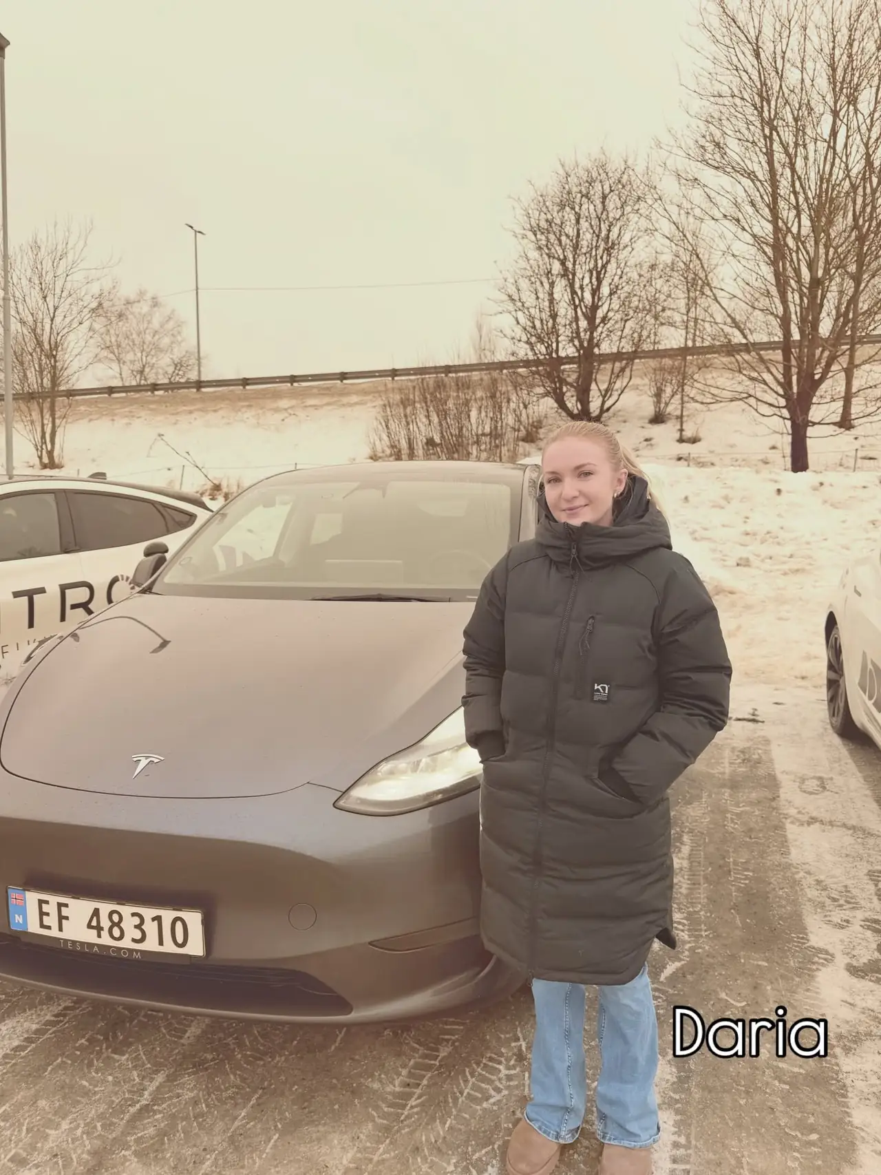 Daria foran skolens Tesla etter bestått førerprøve