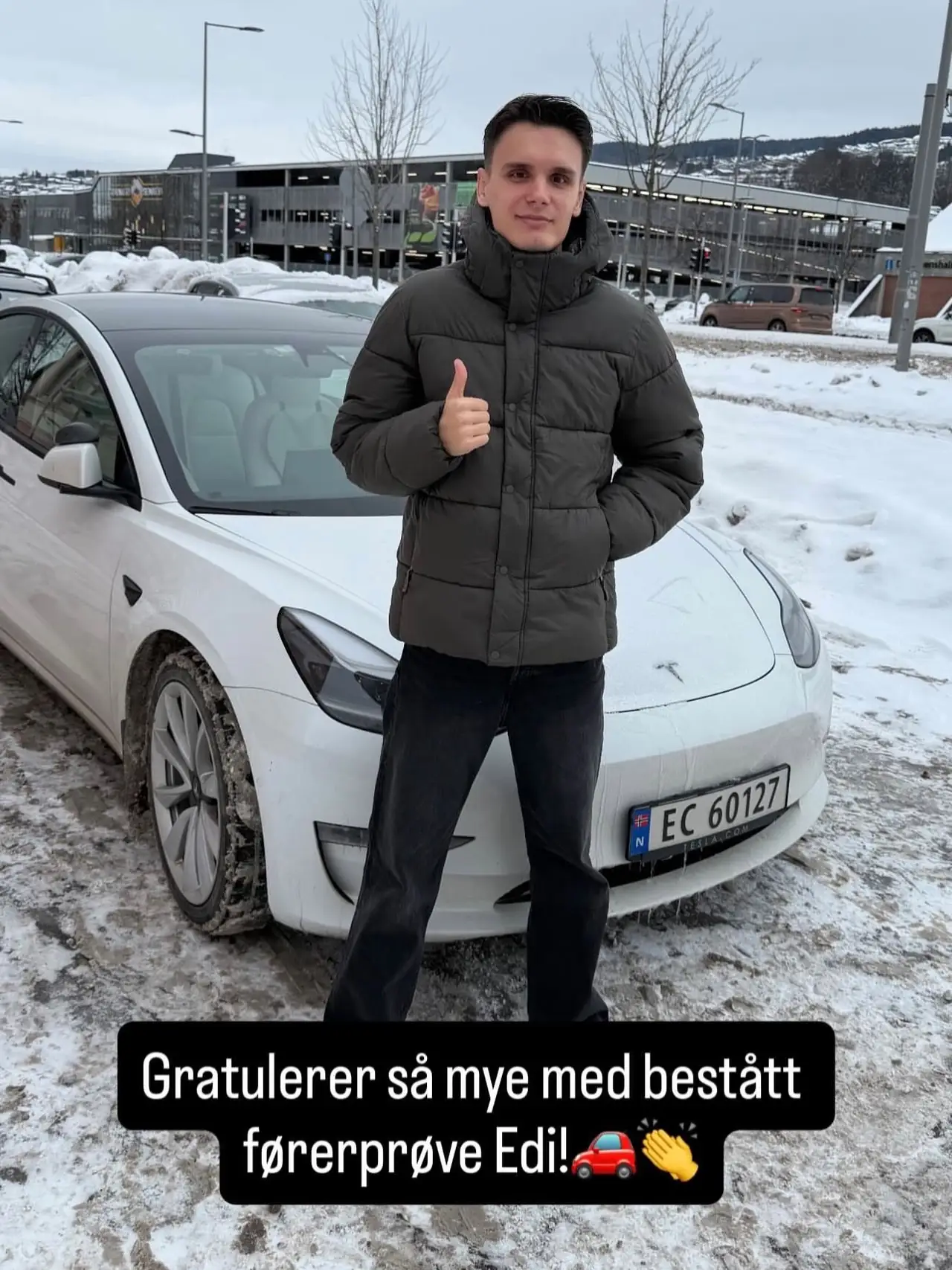 Edi foran skolens Tesla etter bestått førerprøve
