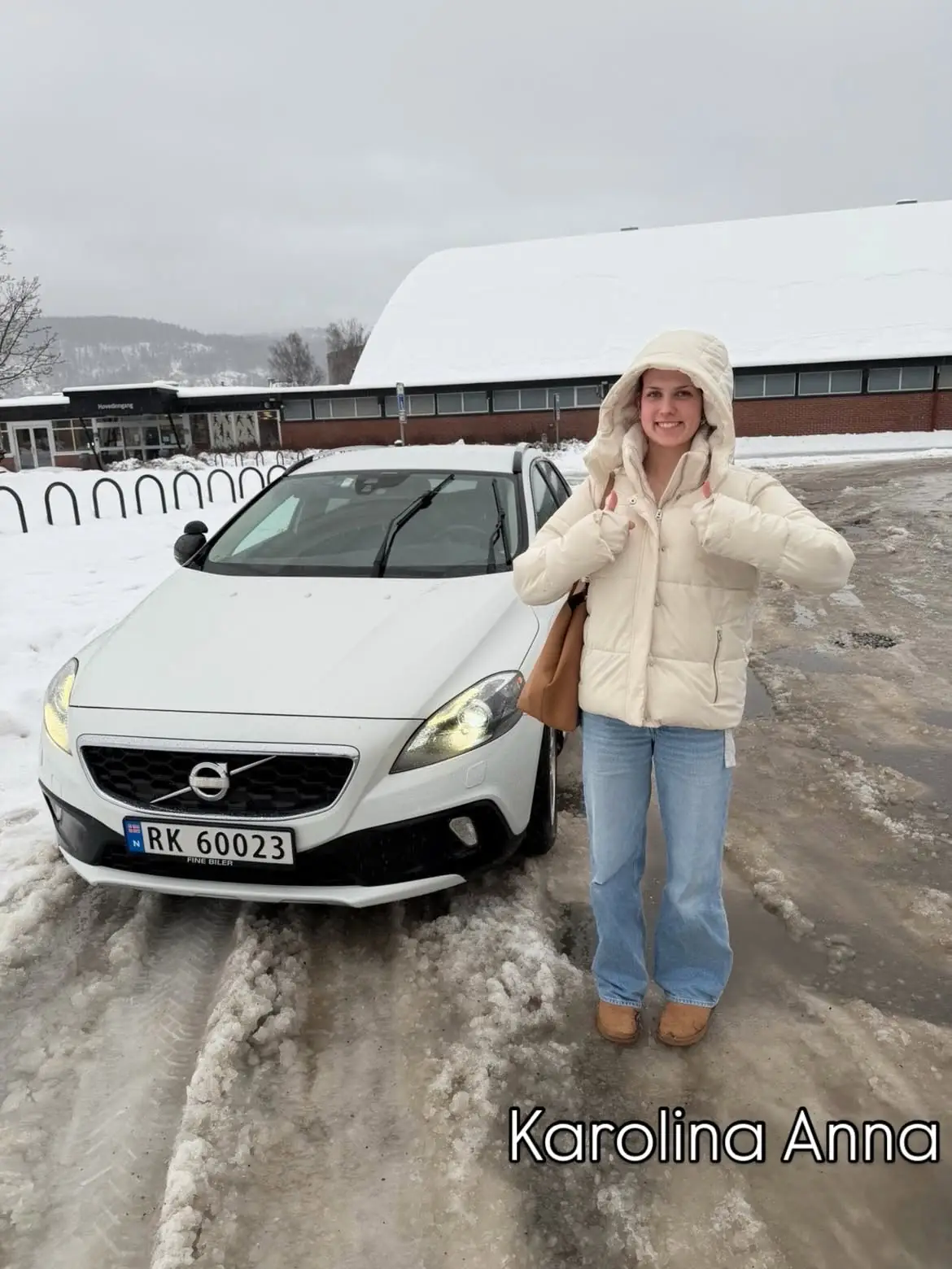 Karolina Anna ved skolens Volvo etter bestått førerprøve