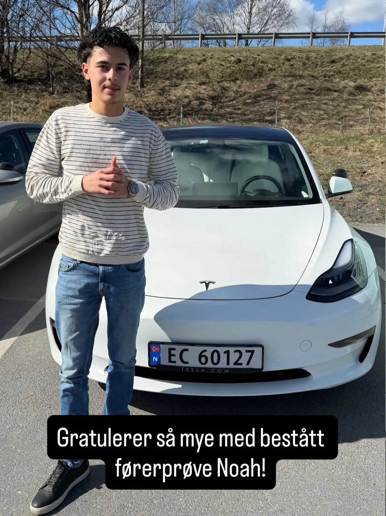Noah foran skolens Tesla etter bestått førerprøve