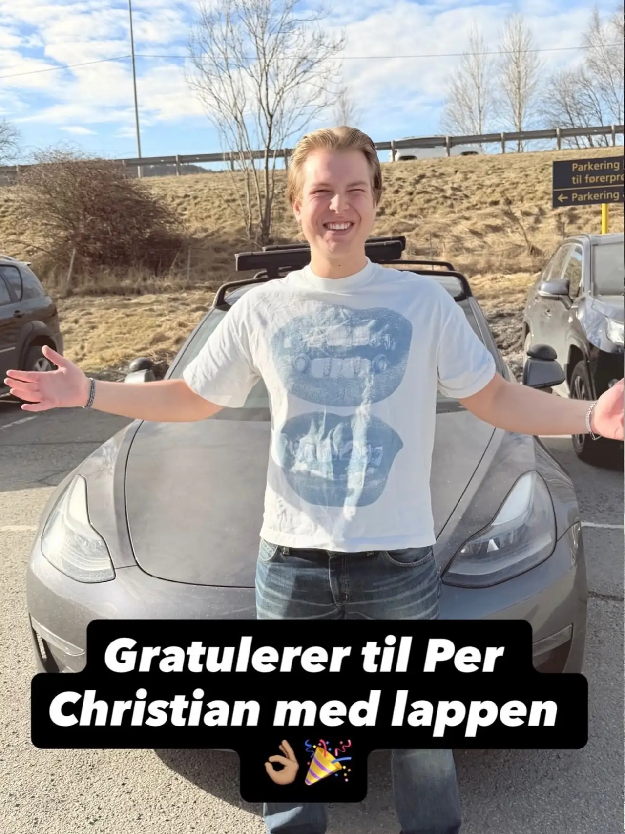 Per Christian foran skolens Tesla etter bestått førerprøve