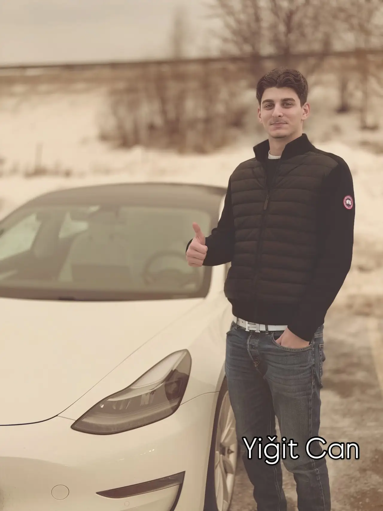 Yigit Can foran skolens Tesla etter bestått førerprøve