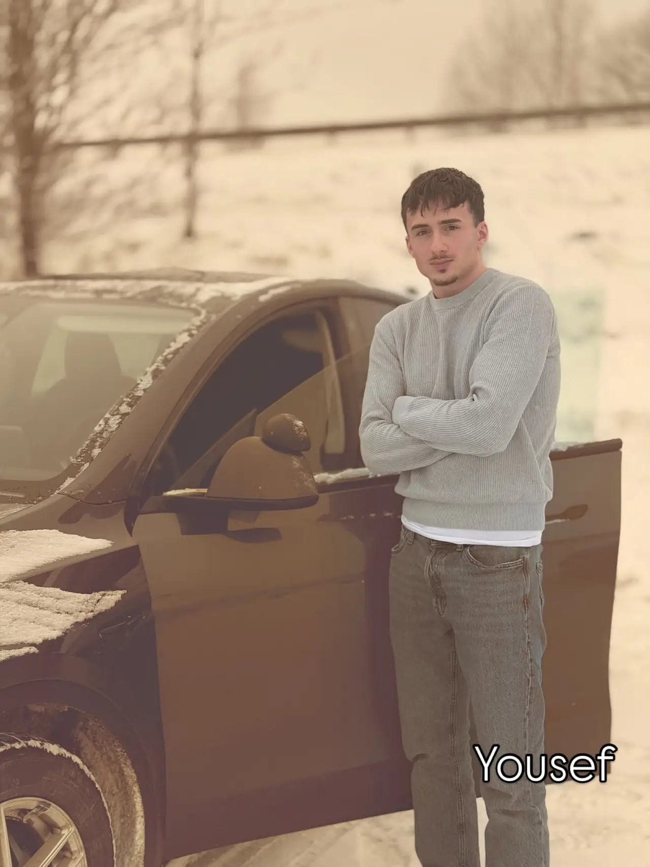 Yousef foran skolens Tesla etter bestått førerprøve