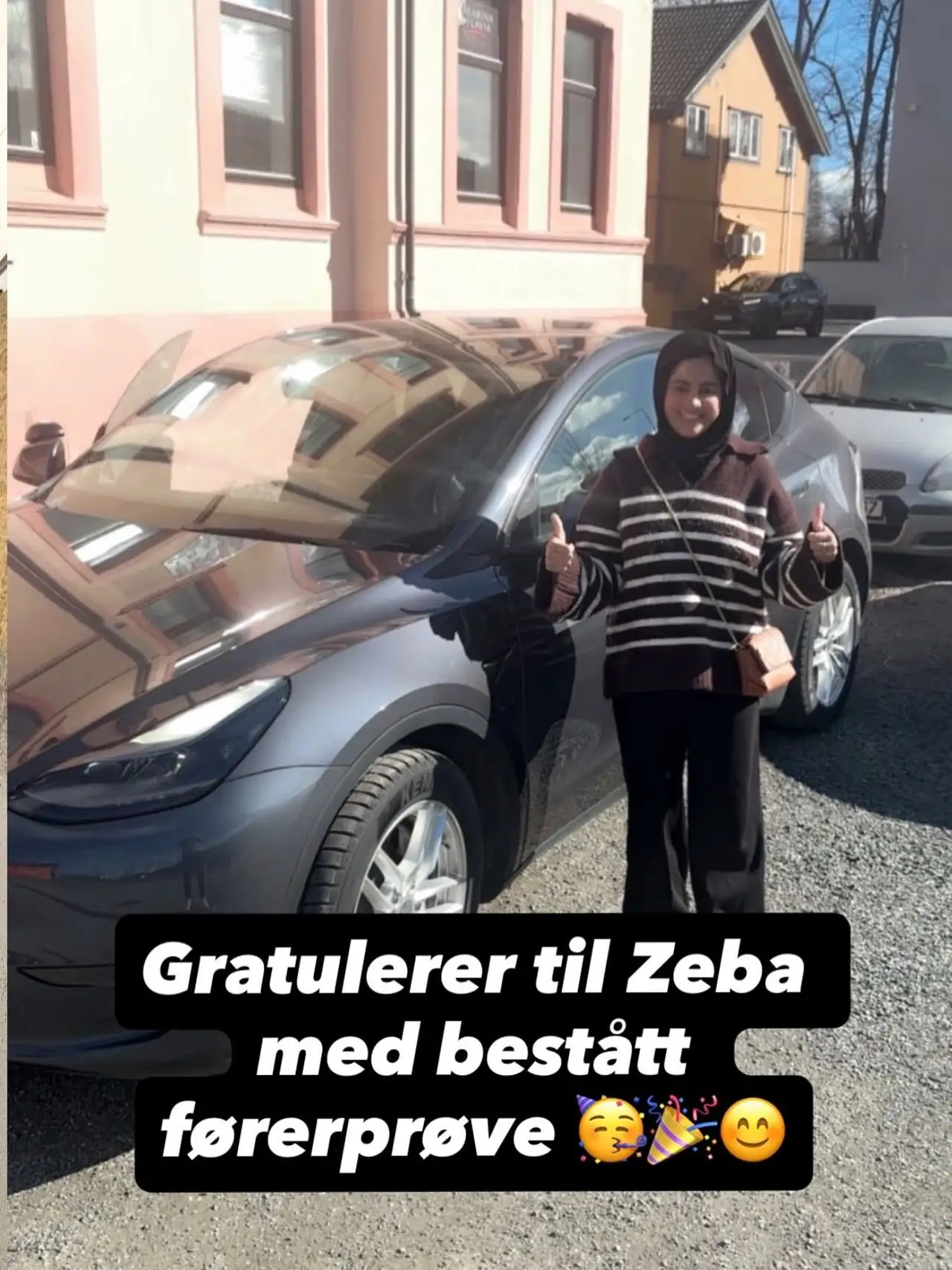 Zeba ved skolebilen etter bestått førerprøve